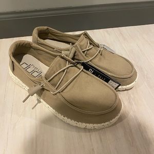 NWT size 8 Hey Dudes